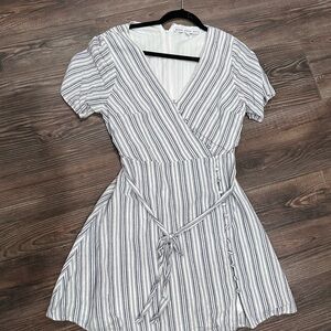 🌻 HYFVE striped v neck women’s  dress size large.